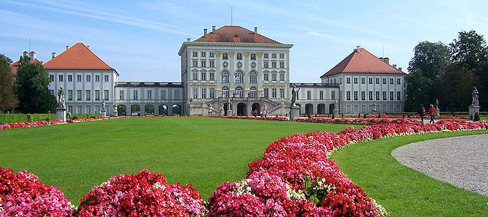 Bild: Blumenrabatten im Großen Parterre auf der Parkseite des Schlosses